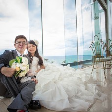 参列者に見守られながら-沖縄リゾートチャペルでの結婚式