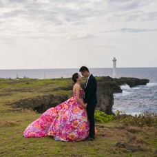 沖縄の大人気観光地-残波岬でダイナミックなフォトウェディングを