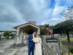 読谷村での婚姻届提出当日の記念写真｜ST WEDDING