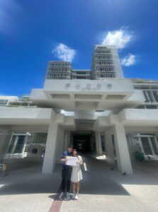 沖縄にて入籍を果たしたお二人の記念写真