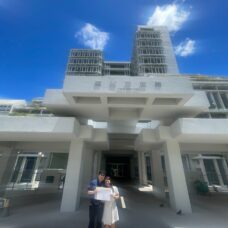 沖縄にて入籍を果たしたお二人の記念写真