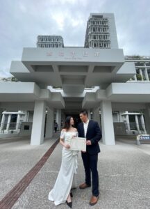 沖縄での婚姻届提出当日、新郎新婦の記念撮影｜ST WEDDING
