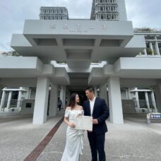 沖縄での婚姻届提出当日、新郎新婦の記念撮影｜ST WEDDING