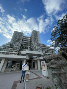 那覇市役所にて婚姻届を提出するお二人