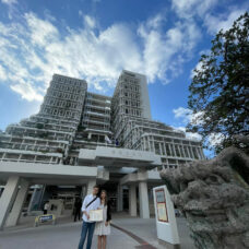 那覇市役所にて婚姻届を提出するお二人