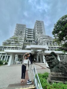 那覇市役所にて婚姻届を提出するお二人