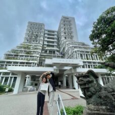 那覇市役所にて婚姻届を提出するお二人