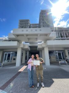 那覇市役所にて婚姻届を提出するお二人