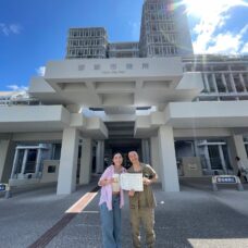 那覇市役所にて婚姻届を提出するお二人