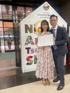 福岡にて婚姻届提出手続きを行うお二人