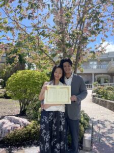 晴れやかな笑顔の新郎新婦、入籍記念の一枚