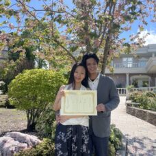 晴れやかな笑顔の新郎新婦、入籍記念の一枚