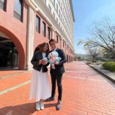 岡山での婚姻届提出当日、新郎新婦の記念撮影｜ST WEDDING