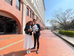 岡山での婚姻届提出当日、新郎新婦の記念撮影｜ST WEDDING