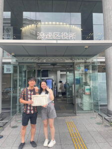 大阪での婚姻届提出当日、新郎新婦の記念撮影｜ST WEDDING