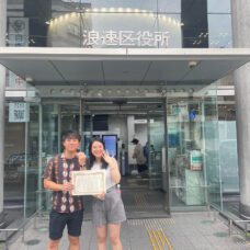 大阪での婚姻届提出当日、新郎新婦の記念撮影｜ST WEDDING