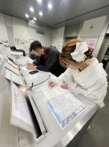 大阪にて入籍した新郎新婦の記念合流ショット