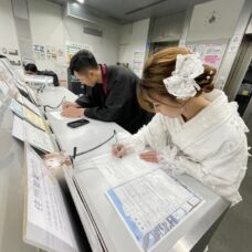 大阪にて入籍した新郎新婦の記念合流ショット