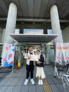 大阪での入籍当日、笑顔の新郎新婦