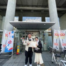 大阪での入籍当日、笑顔の新郎新婦