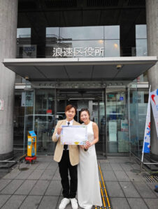 大阪での入籍当日、笑顔の新郎新婦