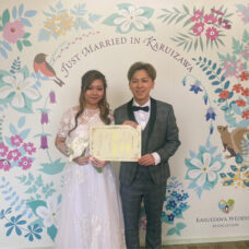 軽井沢で結婚証明書を受け取ったお二人｜ST WEDDING