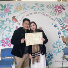 軽井沢町役場で結婚証明書を受領するお二人