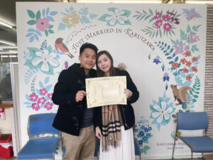 軽井沢町役場で結婚証明書を受領するお二人