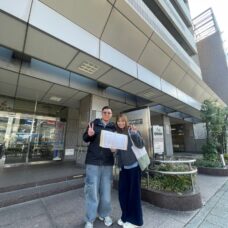名古屋にて婚姻申請の手続きを行うお二人