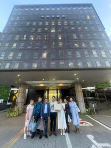 東京での入籍当日、笑顔のお二人と家族での記念写真