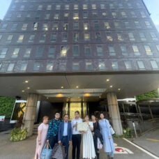 東京での入籍当日、笑顔のお二人と家族での記念写真