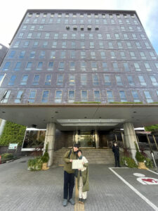 東京にて婚姻届を提出した新郎新婦の一枚
