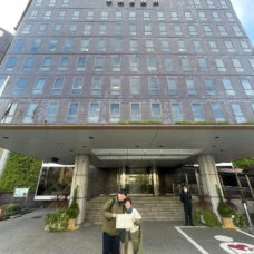 東京にて婚姻届を提出した新郎新婦の一枚