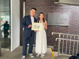 東京で婚姻手続きを終えた新郎新婦の記念写真
