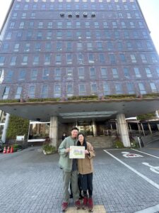 東京で婚姻手続きを終えた新郎新婦の記念写真