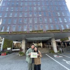 東京で婚姻手続きを終えた新郎新婦の記念写真
