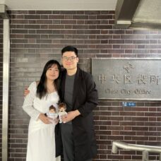 東京入籍当日、笑顔の新郎新婦の記念カット｜ST WEDDING