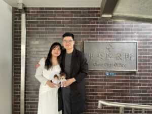 東京入籍当日、笑顔の新郎新婦の記念カット｜ST WEDDING