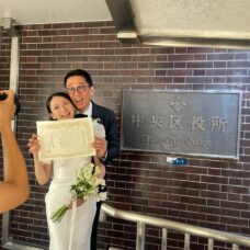 東京にて婚姻届を提出した新郎新婦の一枚
