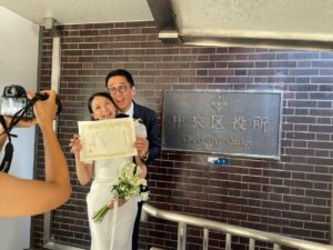 東京にて婚姻届を提出した新郎新婦の一枚