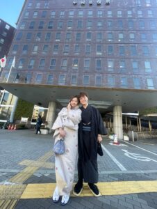 着物姿で婚姻届の手続きをするお二人