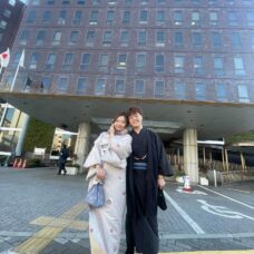 着物姿で婚姻届の手続きをするお二人