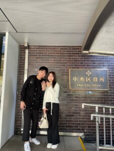香港ご夫婦、東京での婚姻届提出後の記念撮影