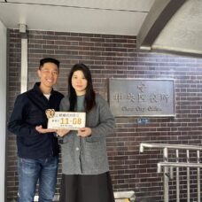 東京での婚姻届提出当日、幸せなお二人の記念写真｜ST WEDDING
