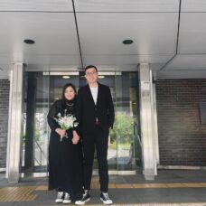 東京都内で執り行われた婚姻届提出の記念写真