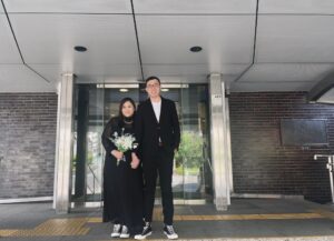 東京都内で執り行われた婚姻届提出の記念写真