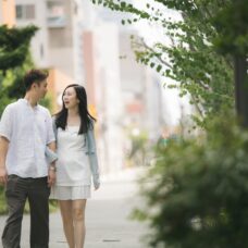 札幌中央区役所周辺の街並みを歩く、婚姻届提出記念の一枚｜ST WEDDING