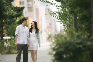 札幌中央区役所周辺の街並みを歩く、婚姻届提出記念の一枚｜ST WEDDING