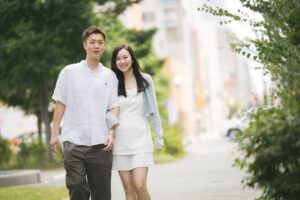 札幌の緑豊かな街道で入籍を果たした幸せなお二人|ST WEDDING