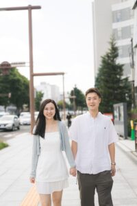 北海道・札幌の街景を背景にした入籍当日の記念撮影｜ST WEDDING